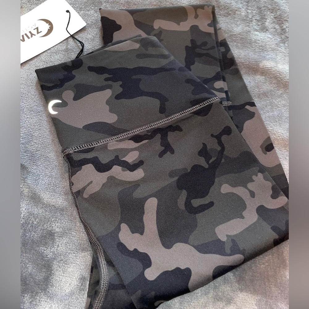 ZYIA Forest Camo Luxe Hi Rise Capri 20” size 2